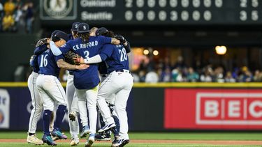 Los Marineros de Seattle festejan la victoria sobre los Atléticos de Oakland, el martes 23 de mayo de 2023 (AP Foto/Caean Couto)