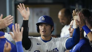 Shohei Ohtani, bateador designado de los Dodgers de Los Ángeles, festeja luego de anotar en el juego ante los Marineros de Seattle, el miércoles 21 de agosto de 2024 (AP Foto/Ashley Landis)