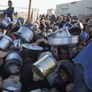 ARCHIVO - Mujeres y niñas palestinas tratan de conseguir comida en un centro de distribución de Jan Yunis, en la Franja de Gaza, el viernes 6 de diciembre de 2024. (AP Foto/Abdel Kareem Hana, Archivo)