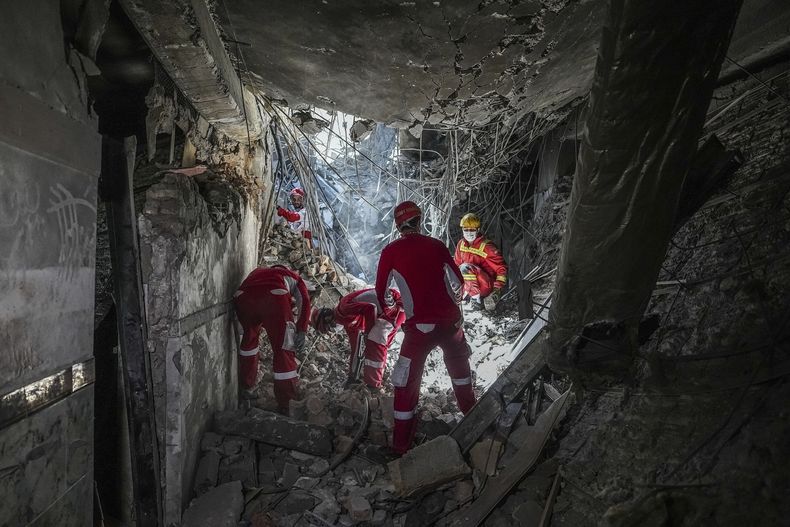 ARCHIVO - Rescatistas buscan entre los escombros de una sección dañada de la prisión de Evin tras un ataque israelí el día anterior, en Teherán, Irán, el martes 24 de junio de 2025. (AP Foto/Mostafa Roudaki/Agencia de Noticias Mizan, archivo)