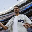 El basquetbolista francés Victor Wembanyama se dispone a hacer el primer lanzamiento del juego del martes 20 de junio de 2023, entre los Yanquis de Nueva York y los Marineros de Seattle (AP Foto/John Minchillo)