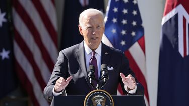 El presidente estadounidense Joe Biden habla durante una conferencia de prensa con el primer ministro australiano Anthony Albanese, en la Rosaleda de la Casa Blanca, Washington, el miércoles 25 de octubre de 2023. (AP Foto/Manuel Balce Ceneta)