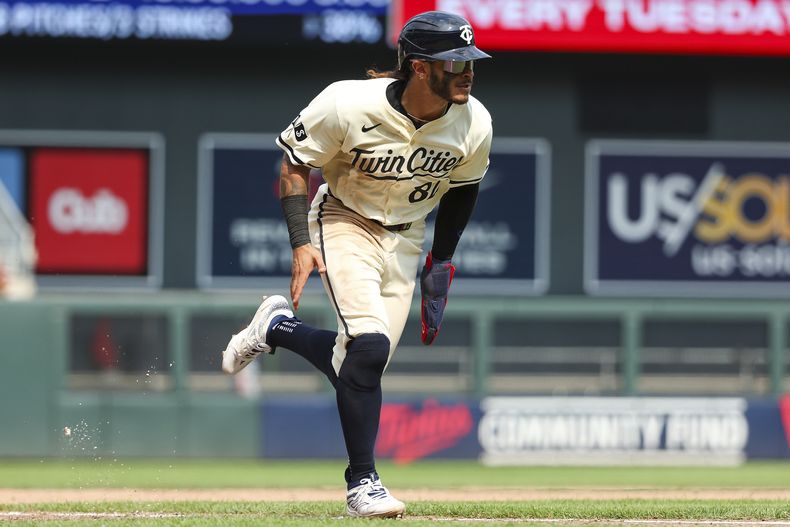 Austin Martin, de los Mellizos de Minnesota, anota con un elevado de sacrificio de Ryan Jeffers durante la séptima entrada contra los Medias Blancas de Chicago, el domingo 4 de agosto de 2024, en Minneapolis. (AP Foto/Matt Krohn)