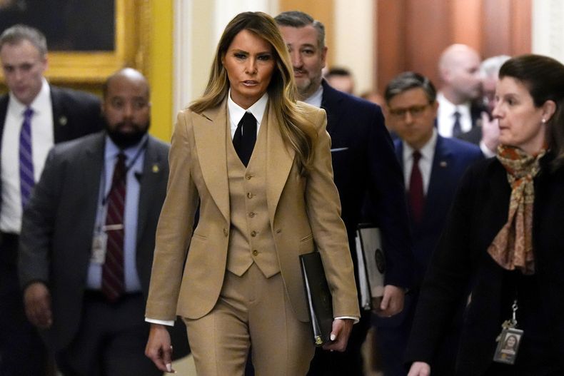 La primera dama Melania Trump, seguida por el senador Ted Cruz, republicano de Texas, y el presidente de la Cámara de Representantes, Mike Johnson, republicano de Luisiana, camina por el Capitolio, el lunes 3 de marzo de 2025, en Washington. (AP Foto/Julia Demaree Nikhinson)