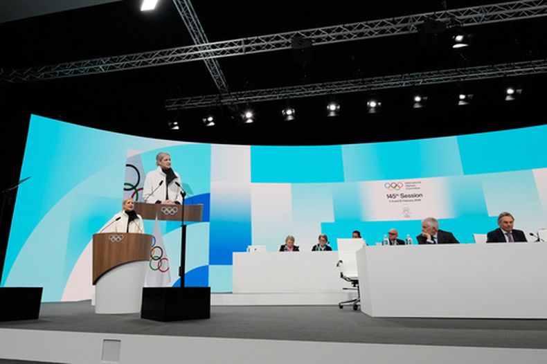 La presidenta del COI Kirsty Coventry durante la apertura de la sesión del Comité Olímpico Internacional, el 3 de febrero de 2026, en Milán. (AP Foto/Luca Bruno)