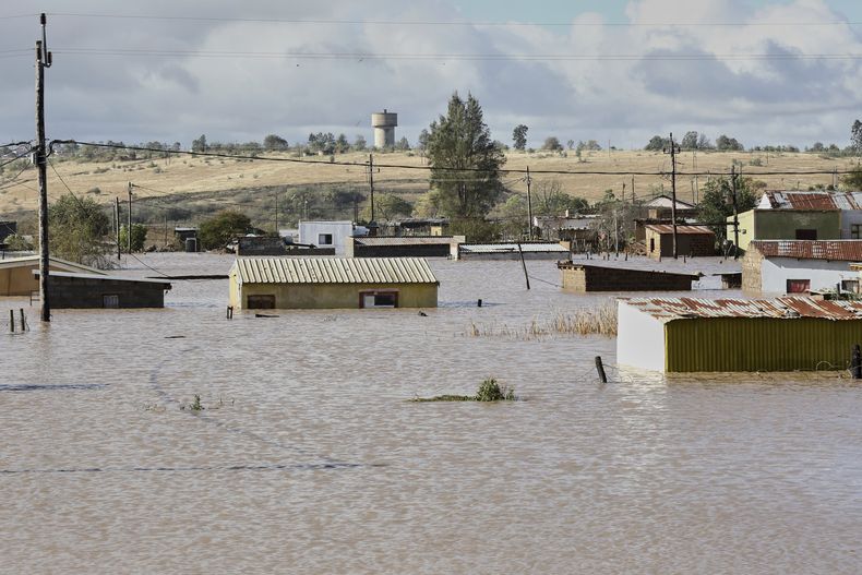 Casas inundadas se ven en Mthatha, Sudáfrica, el martes 10 de junio 2025. (AP Foto/Hoseya Jubase)