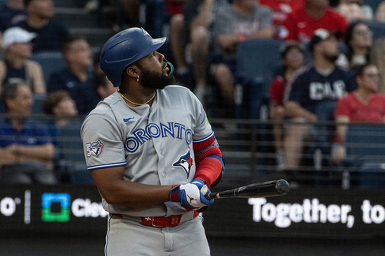 El dominicano Vladimir Guerrero, de los Azulejos de Toronto, observa su jonrón de tres carreras ante los Guardianes de Cleveland, el miércoles 2 de septiembre de 2026 (AP Foto/Phil Long)