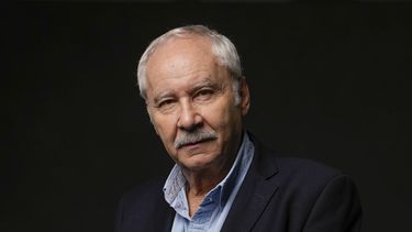 El escritor Pablo Vierci posa para un retrato para promover la película La sociedad de la nieve el viernes 27 de octubre de 2023, en Los Ángeles. (Foto AP/Ashley Landis)