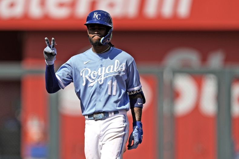 El venezolano Maikel García de los Reales de Kansas City celebra una carrera remolcada con un doble durante la 5ta entrada del juego ante los Medias Blancas de Chicago. Lunes 4 de septiembre de 2023, en Kansas City, Misuri. (AP Foto/Charlie Riedel)