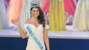 americateve | La representante de Sudáfrica, Rolene Strauss, de 22 años, fue elegida Miss Mundo 2014, al término de la gala celebrada hoy en Londres, en la que participaron candidatas de 121 países.