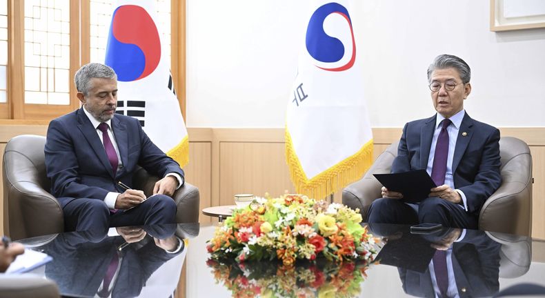 En esta imagen difundida por el Ministerio de Asuntos Exteriores de Corea del Sur, el viceministro de Asuntos Exteriores surcoreano Kim Hong Kyun, a la derecha, se reúne con el embajador ruso en Corea del Sur, Georgy Zinoviev, el lunes 21 de octubre de 2024, en Seúl, Corea del Sur. (Ministerio de Asuntos Exteriores de Corea del Sur vía AP)