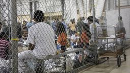 ARCHIVO - Esta fotografía facilitada por la Oficina de Aduanas y Protección Fronteriza de Estados Unidos muestra a personas en custodia relacionadas con casos de ingreso ilegal en Estados Unidos dentro de jaulas en una instalación en McAllen, Texas, el 17 de junio de 2018. (Oficina de Aduanas y Protección Fronteriza (CBP por sus siglas en inglés) del Sector Rio Grande Valley vía AP, Archivo)
