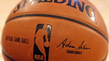 ARCHIVO - El logo de la NBA aparece en el balón oficial previo a un partido de baloncesto el 1 de febrero de 2014, en Nueva York. La NBA dijo el miércoles 24 de julio de 2024 que no aceptó la oferta de mil 800 millones de dólares por año de Warner Bros. Discovery paar seguir su relación de muchos años con la liga y que acordó un contrato con Amazon Prime Video, una medida que representa que la próxima temporada será la última con TNT. (AP Foto/Jason DeCrow, Archivo)