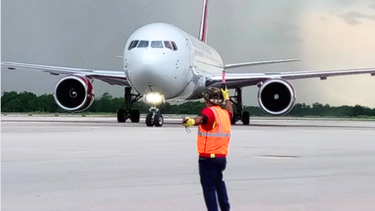 estados unidos realiza nuevo vuelo de deportacion y devuelve a la habana a 139 cubanos en medio de creciente crisis migratoria
