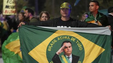 Manifestantes muestran su apoyo al expresidente de Brasil, Jair Bolsonaro, a la entrada del complejo donde vive, para denunciar la orden de arresto domiciliario emitida por el Supremo Tribunal Alexandre contra él, en Brasilia, Brasil, el 5 de agosto de 2025. (AP Foto/Eraldo Peres)
