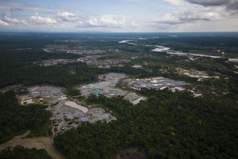 ARCHIVO - Deforestación visible a consecuencia de minería ilegal se extiende a un costado del río Quito, el 23 de septiembre de 2024, cerca de Paimado, Colombia. (AP Foto/Iván Valencia, archivo)