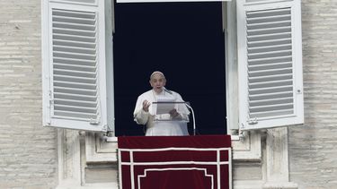 Papa pide a compañías de internet combatir el tráfico humano