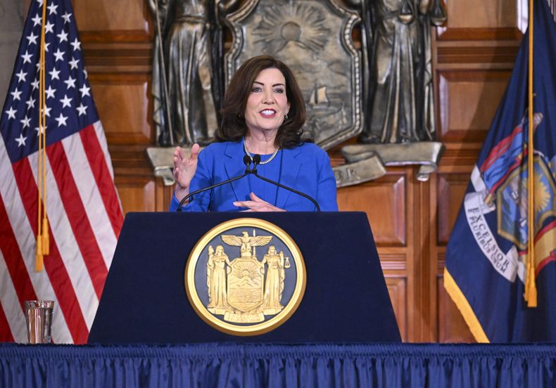 La gobernadora de Nueva York, Kathy Hochul, presenta su presupuesto en el Capitolio estatal, Albany, Nueva York, martes 16 de enero de 2024. (AP Foto/Hans Pennink)