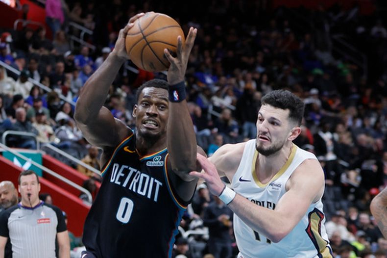 Jalen Duren, pívot de los Pistons de Detroit, salta hacia la cesta frente a Karlo Matkovic, de los Pelicans de Nueva Orleáns, el jueves 26 de mayo de 2026 (AP Foto/Duane Burleson)