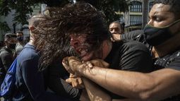 ARCHIVO - Policía encubierto detiene a un manifestante de oposición al gobierno en una protesta contra el desabastecimiento de alimentos y el alto precio de productos alimenticios, en La Habana, Cuba, el 11 de julio de 2021. (AP Foto/Ramón Espinosa, Archivo)