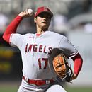 El abridor de los Angelinos de Los Ángeles Shohei Ohtani lanza en la primera entrada del juego ante los Padres de San Diego el martes 4 de julio del 2023. (AP Foto/Denis Poroy)