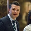 ARCHIVO - Pete Hegseth camina hacia un elevador para reunirse con el presidente electo Donald Trump en la Torre Trump de Nueva York, el 15 de diciembre de 2016. (AP Foto/Evan Vucci, Archivo)