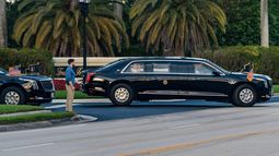 El presidente Donald Trump saluda desde su limusina al salir del Trump International Golf Club, el domingo 21 de diciembre de 2025, en West Palm Beach, Florida. (AP Foto/Alex Brandon)
