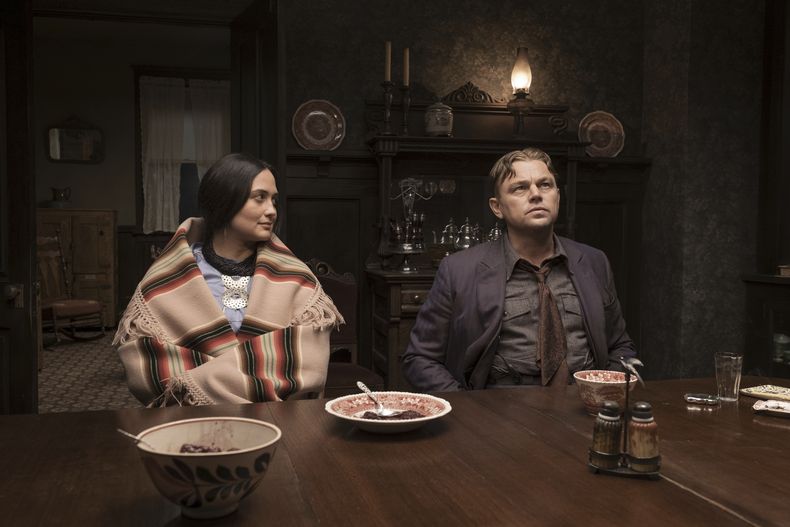 En esta imagen proporcionada por Apple TV+, Lily Gladstone, izquierda, y Leonardo DiCaprio en Killers of the Flower Moon. (Apple TV+ vía AP)