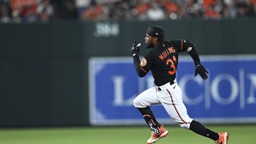 Cedric Mullins, de los Orioles de Baltimore, corre a tercera al conectar un triple ante los Piratas de Pittsburgh, en el encuentro del viernes 12 de mayo de 2023 (AP Foto/Gail Burton)