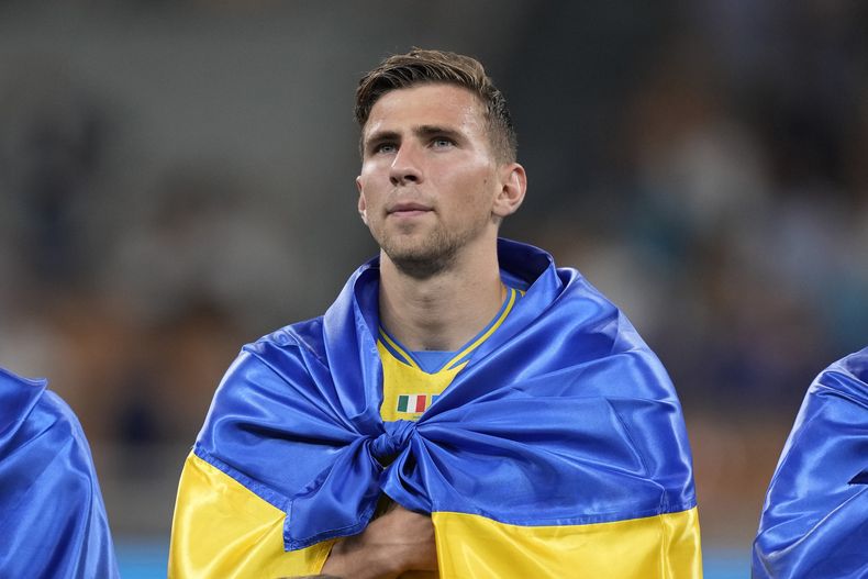 ARCHIVO - Foto del 12 de septiembre del 2023, Illia Zabarnyi de Ucrania antes del inicio del encuentro de la eliminatoria a la Euro 2024 ante Italia. (AP Foto/Antonio Calanni, Archivo)