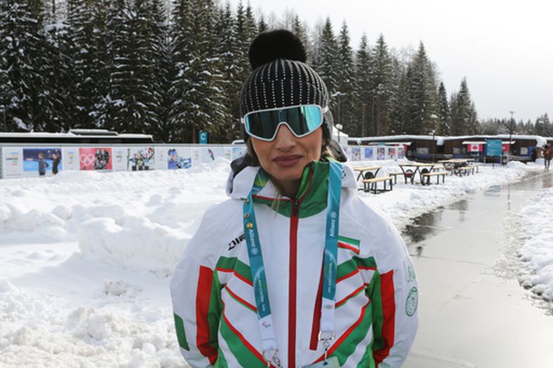 La entrenadora iraní de esquí alpino Mitra Kalhor posa en la Villa Olímpica de los Juegos de Invierno 2026 en Cortina dAmpezzo, Italia el jueves 5 de febrero del 2026. (AP Foto/Jennifer McDermott)