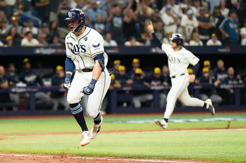 Ben Williamson, de los Rays de Tampa Bay, celebra tras conectar el hit de la victoria en la duodécima entrada del cuarto juego de la Serie Mundial ante los Rays de Tampa Bay, el miércoles 28 de octubre de 2026 (AP Foto/Ashley Landis)