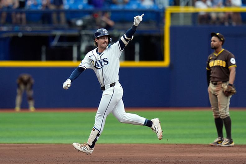 Jonny DeLuca de los Rays de Tampa Bay celebra su jonrón de dos anotaciones en la novena entrada ante los Padres de San Diego el domingo 30 de agosto del 2026. (AP Foto/Chris OMeara)