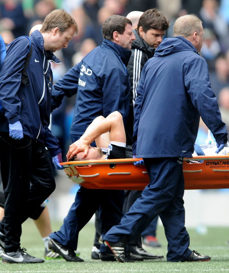 Jay Rodriguez es sacado en camilla tras sufrir una rotura de ligamentos en la rodilla derecha durante un partido entre Southampton y Manchester City el 5 de abril del 2014 en Manchester. La lesi&oacute;n descarta a Rodr&iacute;guez para la Copa Mundial. E
