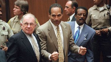 ARCHIVO - O.J. Simpson, flanqueado por los abogados defensores F. Lee Bailey, a la izquierda, y Johnnie L. Cochran Jr., reacciona tras ser declarado inocente de la muerte de su exesposa Nicole Brown Simpson y su amigo Ron Goldman en Los Ángeles, el 3 de octubre de 1995. (Myung J. Chun/Los Angeles Daily News via AP, Pool, archivo)