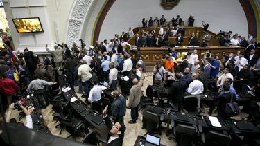 la asamblea nacional de venezuela dicta destitucion inmediata de nicolas maduro