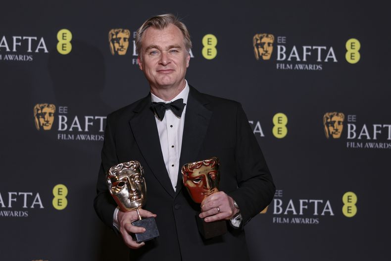El director Christopher Nolan, ganador del premio a la mejor película y dirección por Oppenheimer posa en la 77a entrega de los Premios de la Academia Británica de Cine (BAFTA) en Londres el domingo 18 de febrero de 2024. (Foto Vianney Le Caer/Invision/AP)