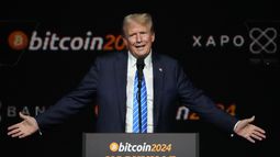ARCHIVO - El entonces expresidente Donald Trump habla en la Conferencia Bitcoin 2024, el 27 de julio de 2024, en Nashville, Tennessee. (AP foto/Mark Humphrey, archivo)