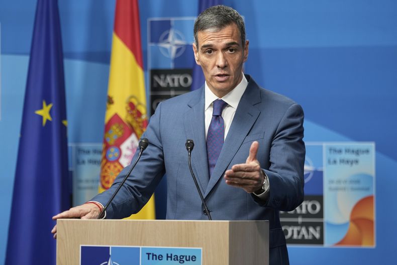 El presidente del gobierno de España, Pedro Sanchez, habla en una conferencia deprensa tras la sesión plenaria en la cumbre de la OTAN en La Haya, Holanda, el miércoles 25 de junio de 2025. (AP Foto/Markus Schreiber)