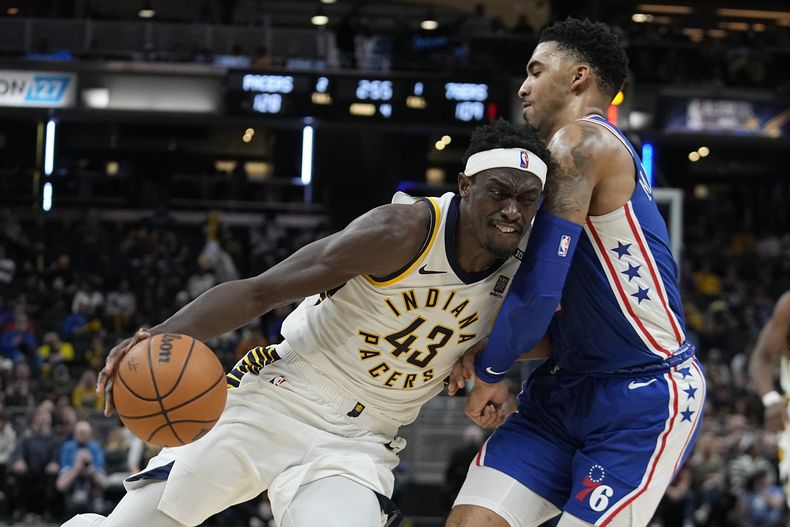 Pascal Siakam, de los Pacers de Indiana, avanza frente a KJ Martin, de los 76ers de Filadelfia, en el encuentro del jueves 25 de enero de 2024 (AP Foto/Darron Cummings)