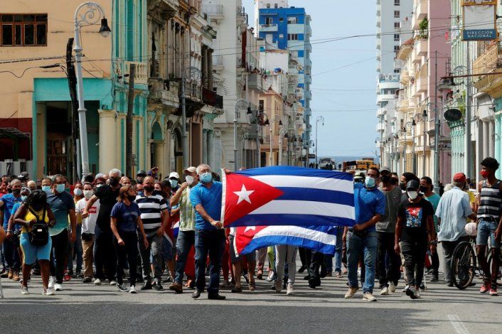 Un grupo de personas fue registrado el pasado domingo, al protestar frente al capitolio cubano, en La Habana (Cuba). EFE/Ernesto Mastrascusa