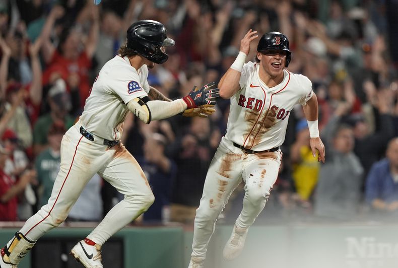 Nate Eaton (derecha), de los Medias Rojas de Boston, festeja tras anotar la carrera del triunfo sobre los Atléticos, el miércoles 17 de septiembre de 2025 (AP Foto/Robert F. Bukaty)