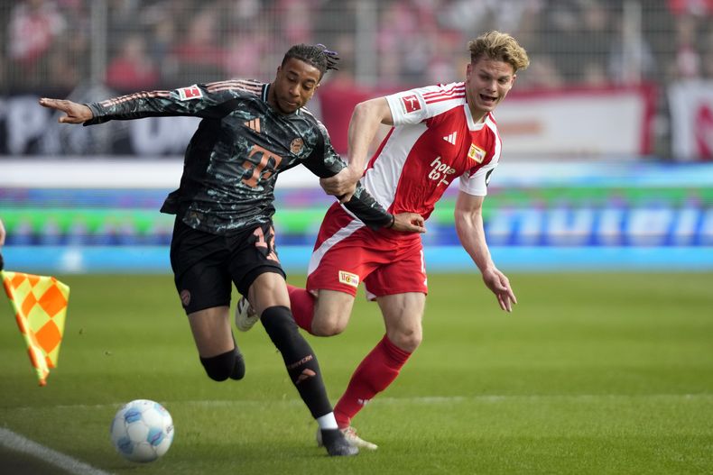 Michael Olise del Bayern Munich pelea por el balón con Andras Schaefer del Unión de Berlín en el encuentro de la Bundesliga el sábado 15 de marzo del 2025. (AP Foto/Ebrahim Noroozi)