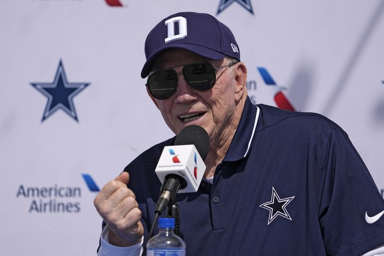 Jerry Jones dueño de los Dallas Cowbys conversa con los reporteros durante la conferencia de prensa previo al inicio de campamento de entrenamientos del equipo de la NFL. Martes 25 de julio de 2023(AP Foto/Mark J. Terrill)