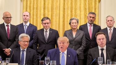 El presidente Donald Trump, al centro, junto al director ejecutivo de Nvidia, Jensen Huang, izquierda, y el magnate Elon Musk, derecha, habla en el Salón Este de la Casa Blanca en Washington el martes 29 de septiembre de 2026, rodeado de altos ejecutivos de empresas de inteligencia artificial, entre ellos —desde arriba a la izquierda— el director ejecutivo de Microsoft, Satya Nadella; Greg Brockman, presidente de OpenAI; el presidente de la Cámara de Representantes, Mike Johnson; la directora ejecutiva de AMD, Lisa Su; el director ejecutivo de Palo Alto Networks, Nikesh Arora; y David Sacks, director del Consejo de Asesores del Presidente en Ciencia y Tecnología. (AP Foto/Jacquelyn Martin)
