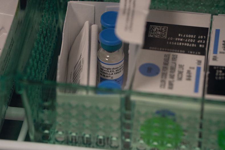 En la imagen se ven frascos de la vacuna triple vírica (contra el sarampión, las paperas y la rubéola) en un refrigerador de la clínica Tiger Pediatrics, en Easley, Carolina del Sur, el 17 de marzo de 2026. (AP Foto/Mary Conlon)