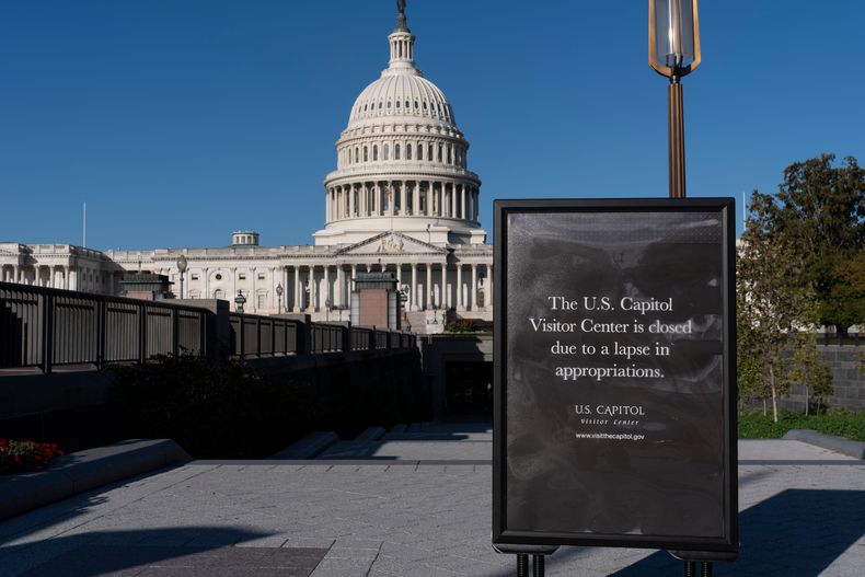 Con el cierre del gobierno estadounidense en su tercera semana, un letrero desvía a los turistas en la entrada del Centro de Visitantes del Capitolio, en Washington, el miércoles 15 de octubre de 2025. (AP Foto/J. Scott Applewhite)