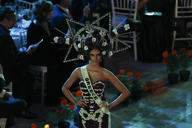 Miss Grecia Christianna Katsieri participa en La Gala de las Catrinas para celebrar el Día de Muertos a días de la 73a edición de Miss Universo en la Ciudad de México el 1 de noviembre de 2024. (Foto AP/Eduardo Verdugo)