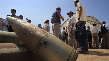 Activistas y delegaciones internacionales están junto a bombas de racimo en una base militar en Nabatiyeh, Líbano, 12 de septiembre de 2011. (AP Foto/Mohammed Zaatari, Archivo)