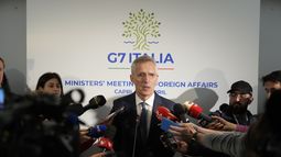 El secretario general de la OTAN, Jens Stoltenberg, habla con reporteros en el centro turístico isleño de Capri, Italia, el jueves 18 de abril de 2024, donde asiste a una reunión de ministros de relaciones exteriores del G7. (AP Foto/Gregorio Borgia)